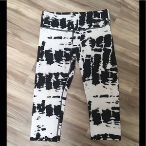 Alo Yoga Airbrush capri white/black tie dye pants